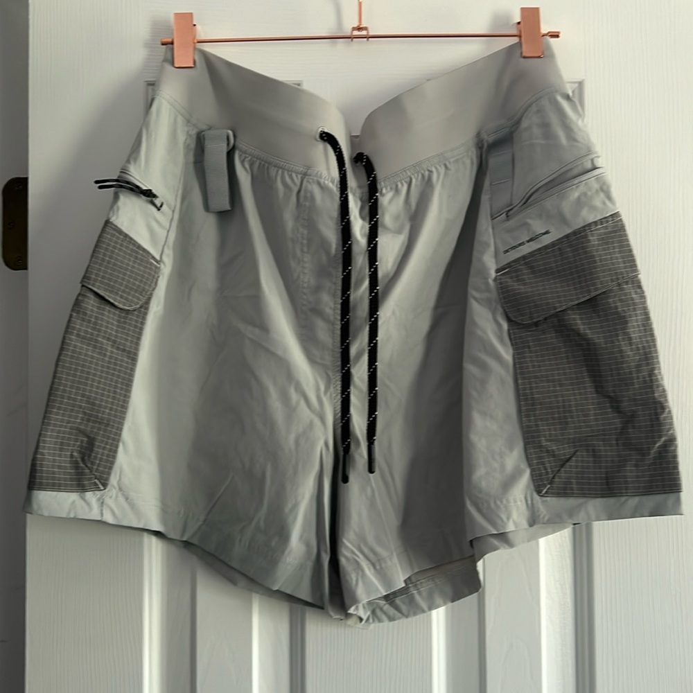 lululemon Multi Pocket High Rise Hiking Short 5” size 12 Seal Grey